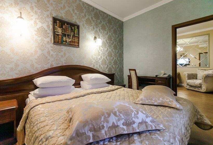 جناح جونيور, Sokol Hotel Suzdal