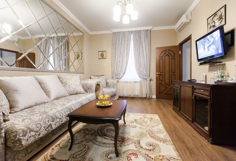 جناح جونيور, Sokol Hotel Suzdal