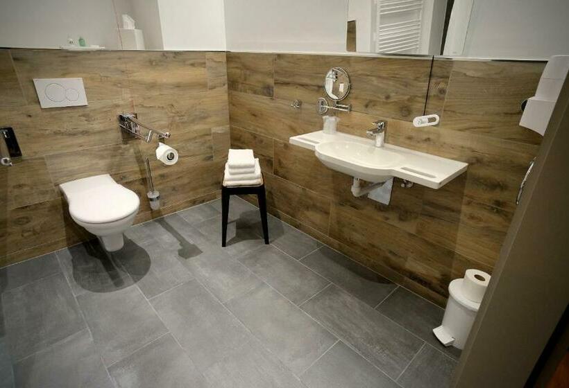 חדר סטנדרט מותאם לאדם עם מוגבלויות, Bahnhof Erzingen, Hotel, Coffee & More