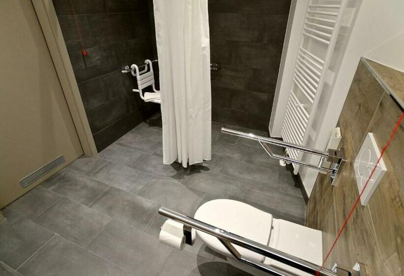 חדר סטנדרט מותאם לאדם עם מוגבלויות, Bahnhof Erzingen, Hotel, Coffee & More