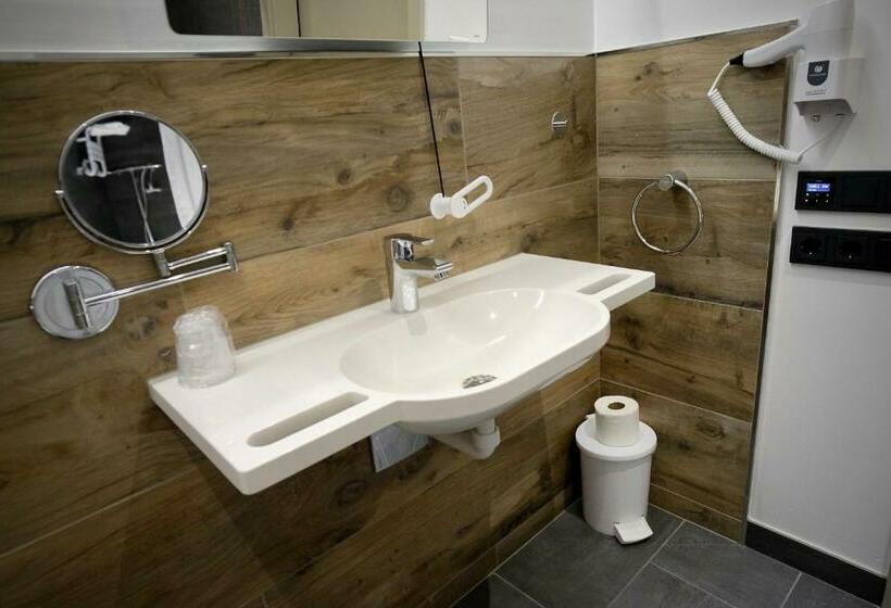 חדר סטנדרט מותאם לאדם עם מוגבלויות, Bahnhof Erzingen, Hotel, Coffee & More