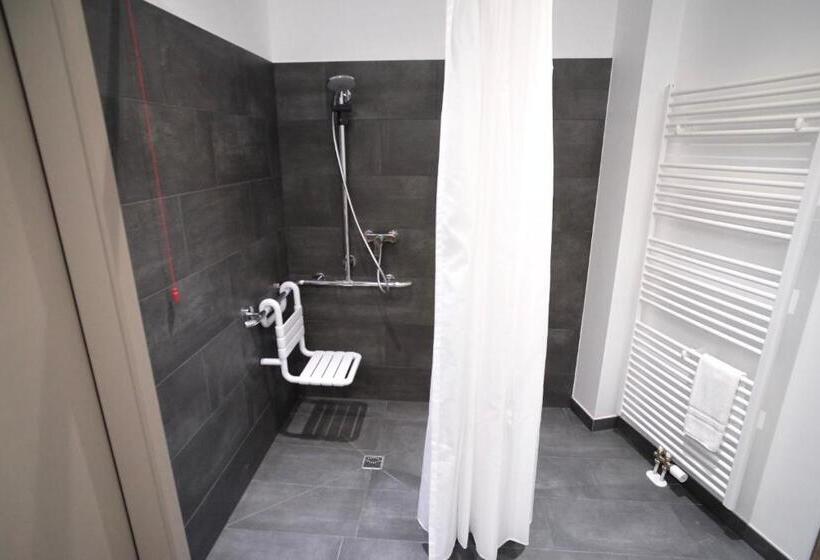 חדר סטנדרט מותאם לאדם עם מוגבלויות, Bahnhof Erzingen, Hotel, Coffee & More