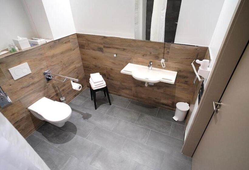 חדר סטנדרט מותאם לאדם עם מוגבלויות, Bahnhof Erzingen, Hotel, Coffee & More