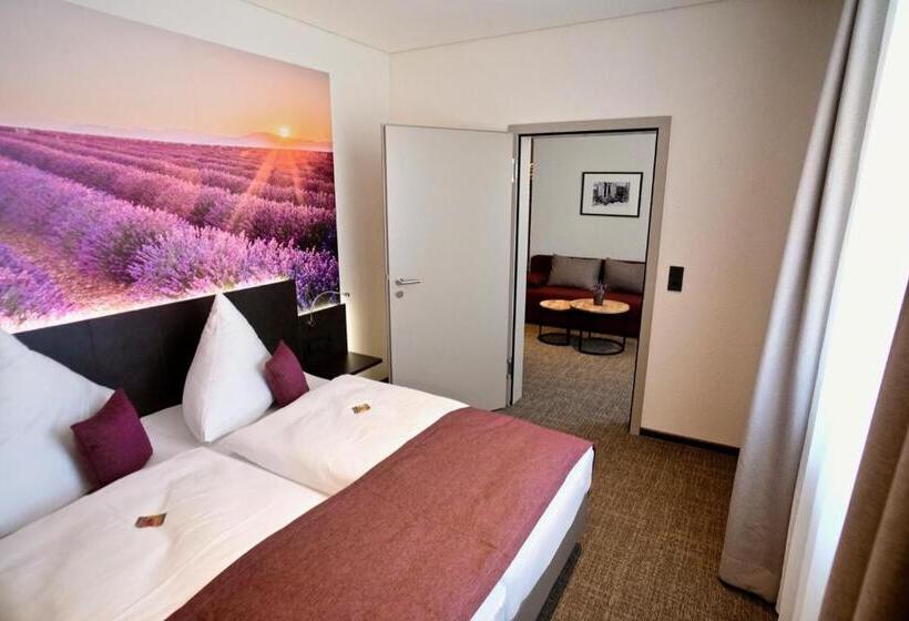 סטודיו משפחתי, Bahnhof Erzingen, Hotel, Coffee & More