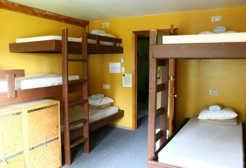 ルームシェアのワンベッド, Hi Nordegg Hostel