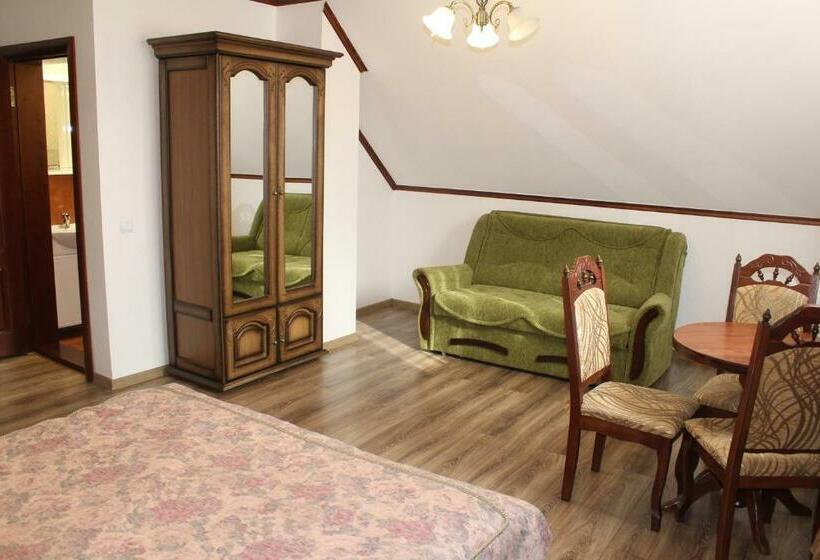 スイート, Gostyniy Dvir Synevir