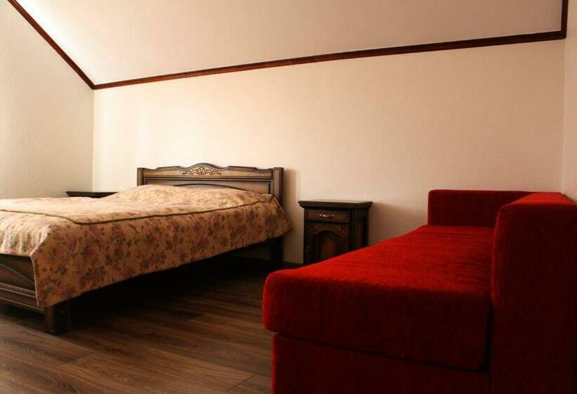 スイート, Gostyniy Dvir Synevir