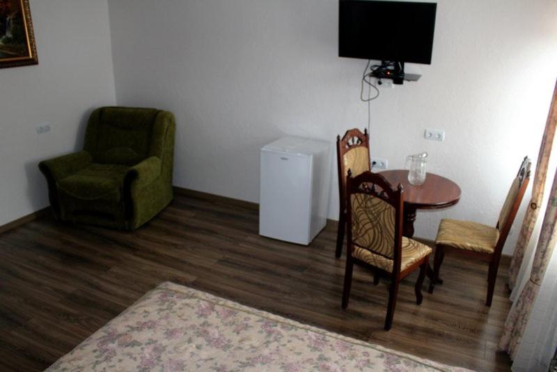 エコノミールーム, Gostyniy Dvir Synevir