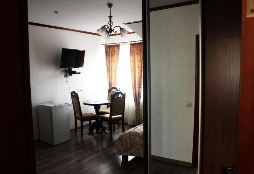 エコノミールーム, Gostyniy Dvir Synevir