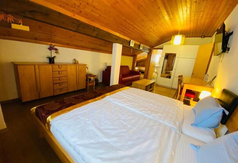 غرفة عائلية مطلّة علي الجبل, Qi Lin Hotel Restaurant