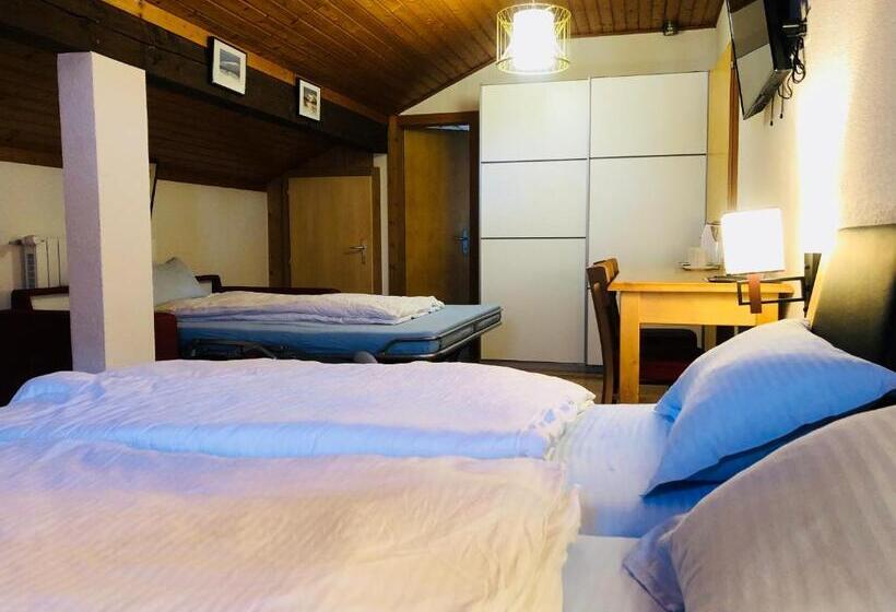 غرفة عائلية مطلّة علي الجبل, Qi Lin Hotel Restaurant