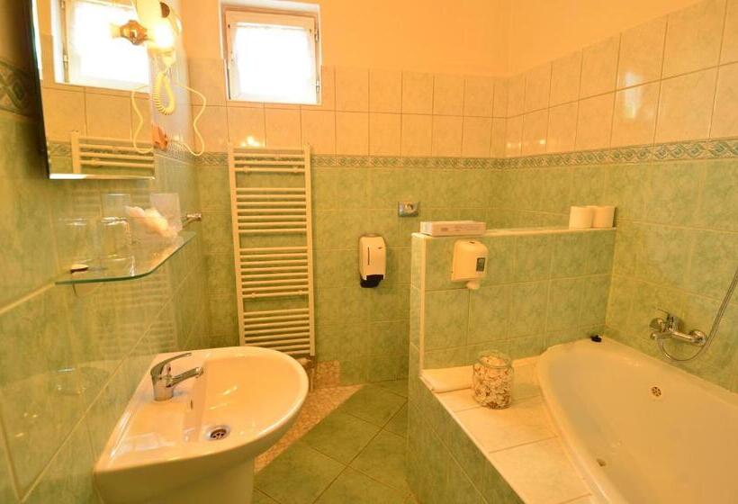 غرفة قياسية مطلّة علي الحديقة, Baronka Bed & Breakfast & Bistrot