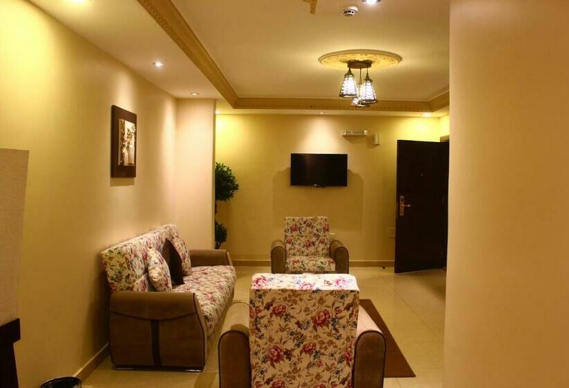 דירת חדר, Marina