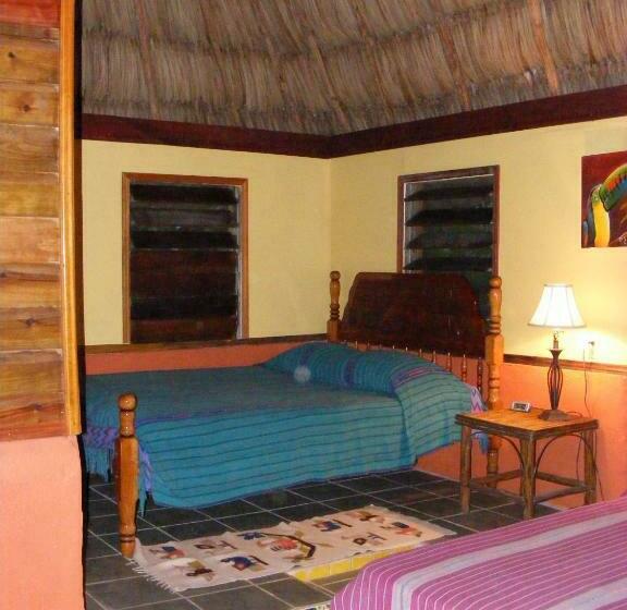 غرفة قياسية ثلاثية, Cohune Palms River Cabanas