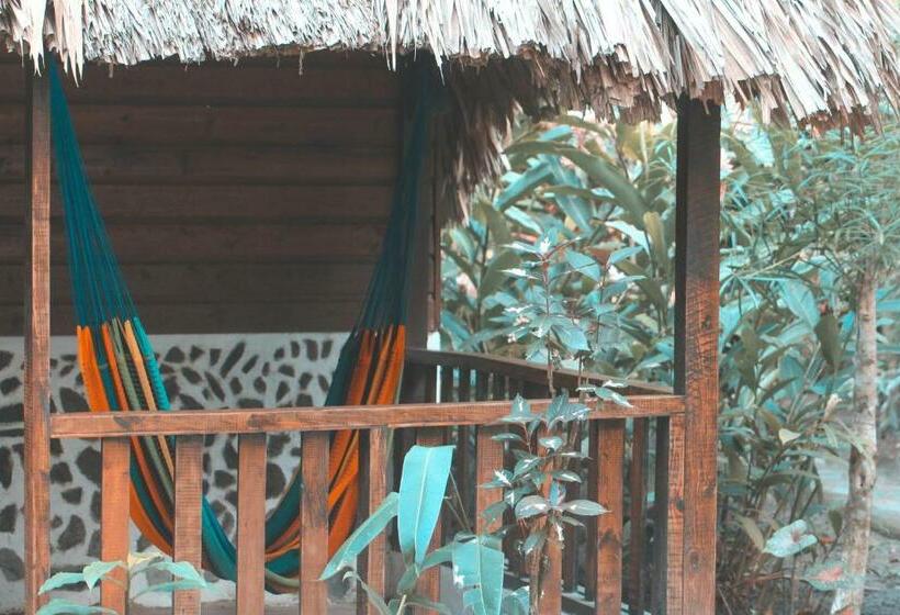 غرفة قياسية ثلاثية, Cohune Palms River Cabanas