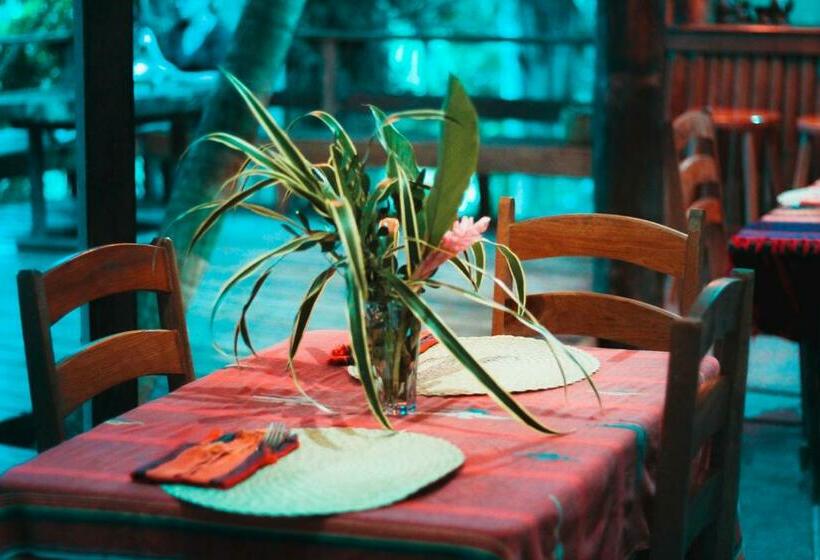 غرفة قياسية ثلاثية, Cohune Palms River Cabanas