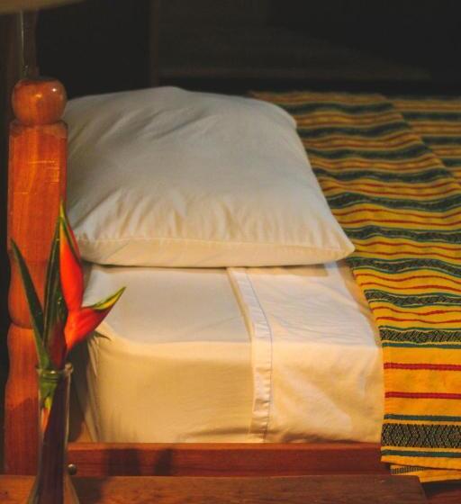 غرفة قياسية ثلاثية, Cohune Palms River Cabanas