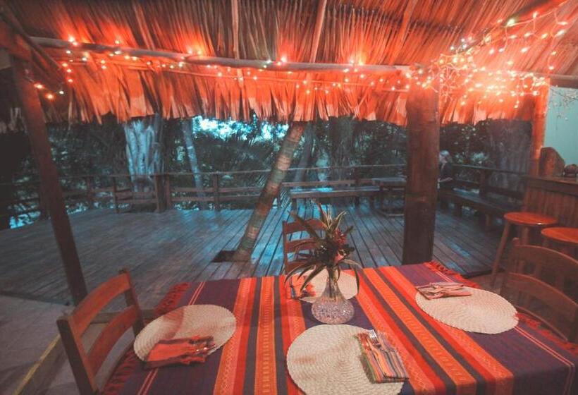 غرفة قياسية ثلاثية, Cohune Palms River Cabanas