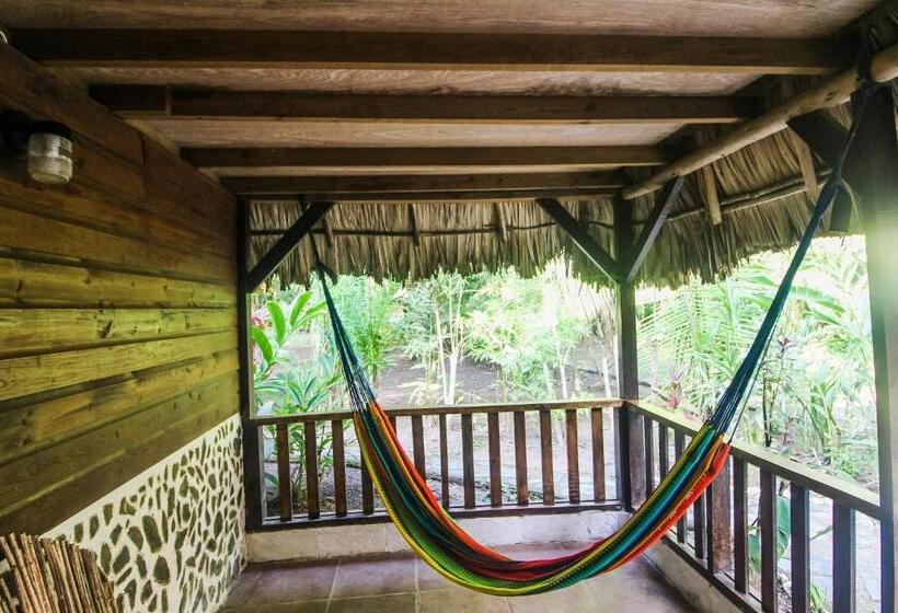 غرفة قياسية ثلاثية, Cohune Palms River Cabanas