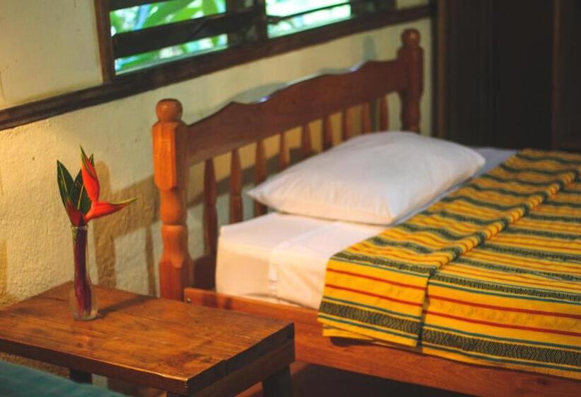 غرفة قياسية ثلاثية, Cohune Palms River Cabanas