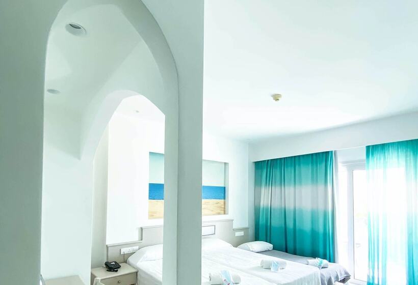 غرفة قياسية مطلّة علي حمام السباحة, Anesis