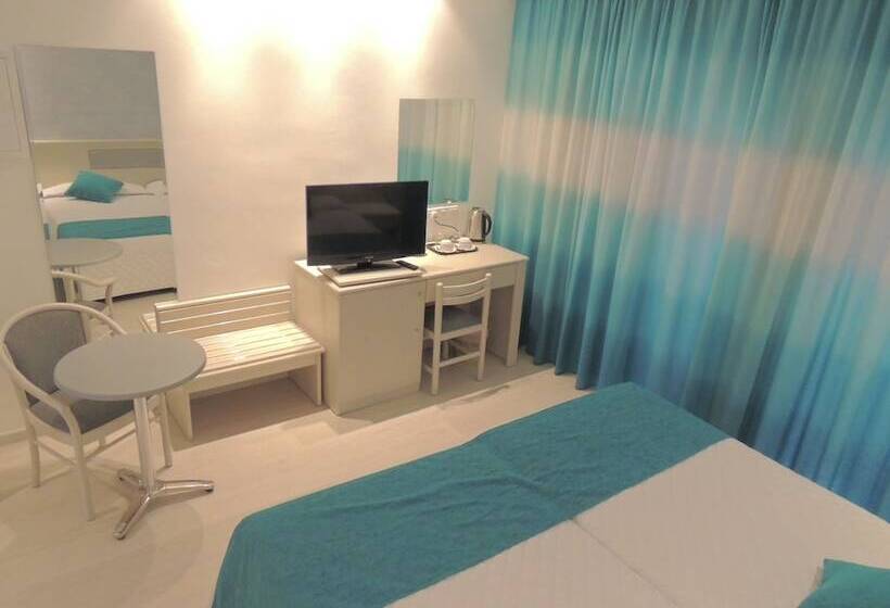 غرفة قياسية مطلّة علي حمام السباحة, Anesis