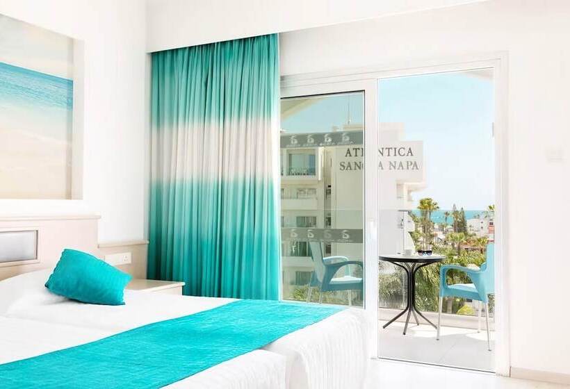 غرفة قياسية مطلّة علي حمام السباحة, Anesis