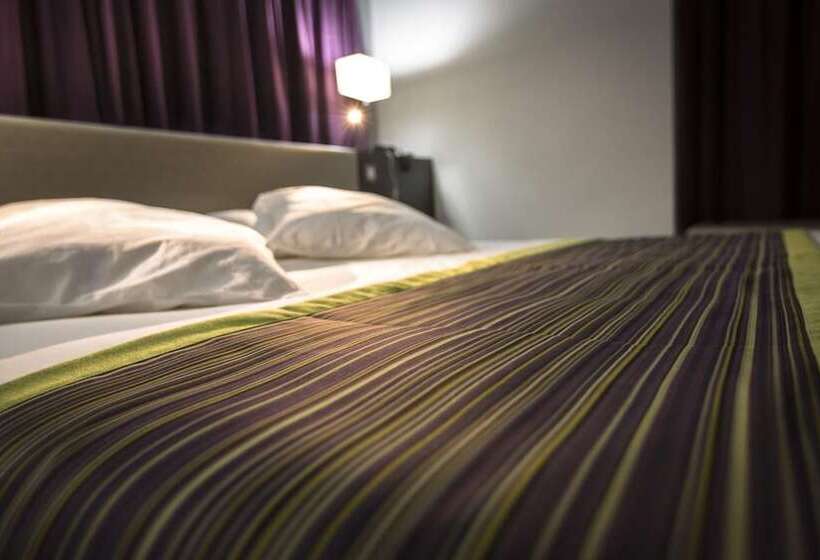 经典单人间, Astrid