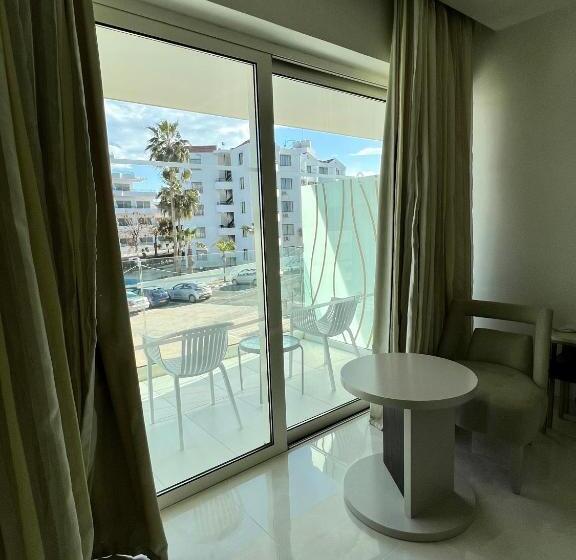 Номер Стандарт Вид на Город, Constantinos The Great Beach