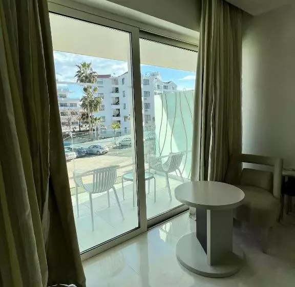 اتاق استاندارد با چشم‌انداز شهر, Constantinos The Great Beach
