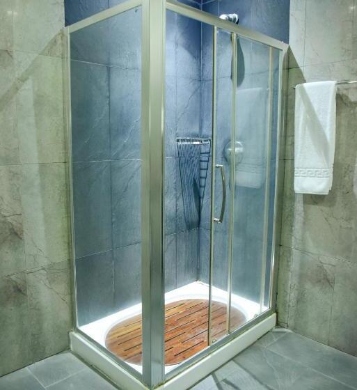 اتاق اجرایی با تخت بزرگ, Harbour View Suites