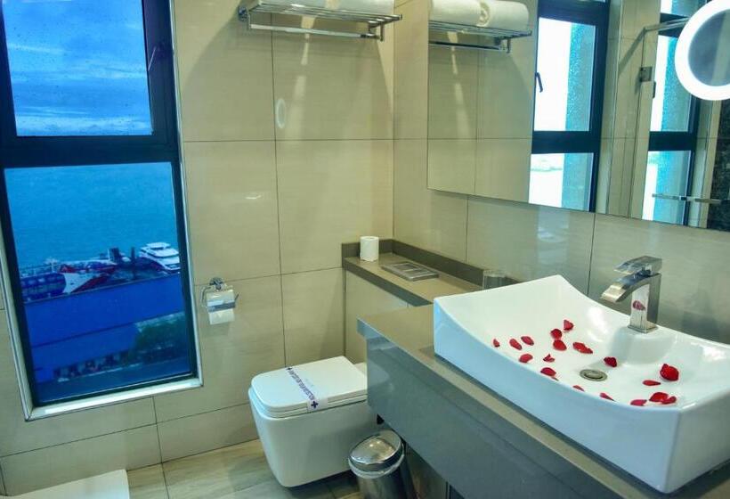 اتاق لوکس با بالکن و چشمانداز دریا, Harbour View Suites