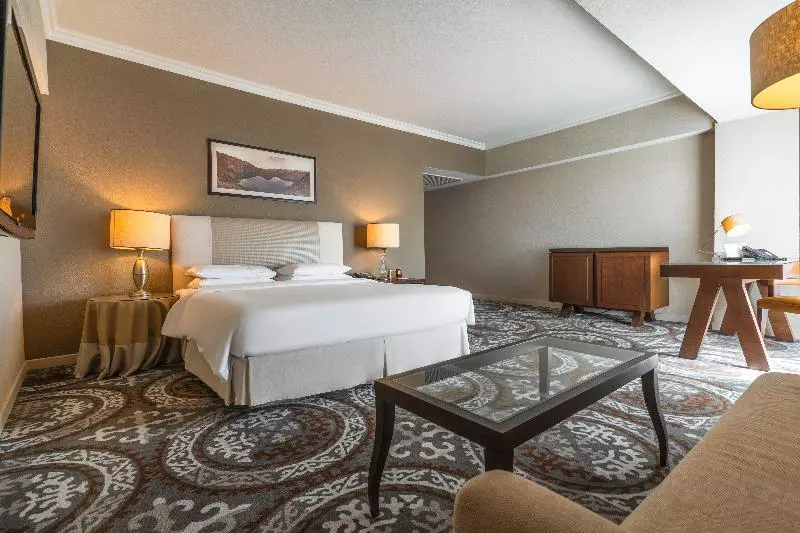 キングサイズベッドのデラックスルーム, Hyatt Regency Bishkek