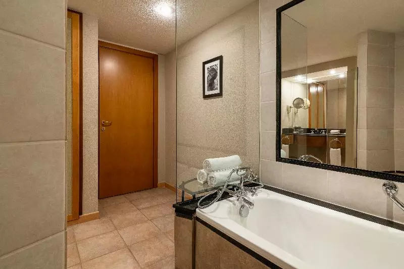 キングサイズベッドのデラックスルーム, Hyatt Regency Bishkek