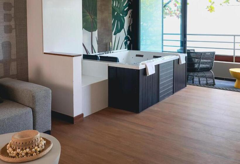 سوئیت با چشمانداز دریا و هیدروماساژ, Le Tahiti By Pearl Resorts