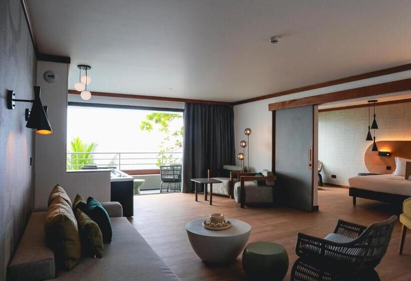 سوئیت با چشمانداز دریا و هیدروماساژ, Le Tahiti By Pearl Resorts