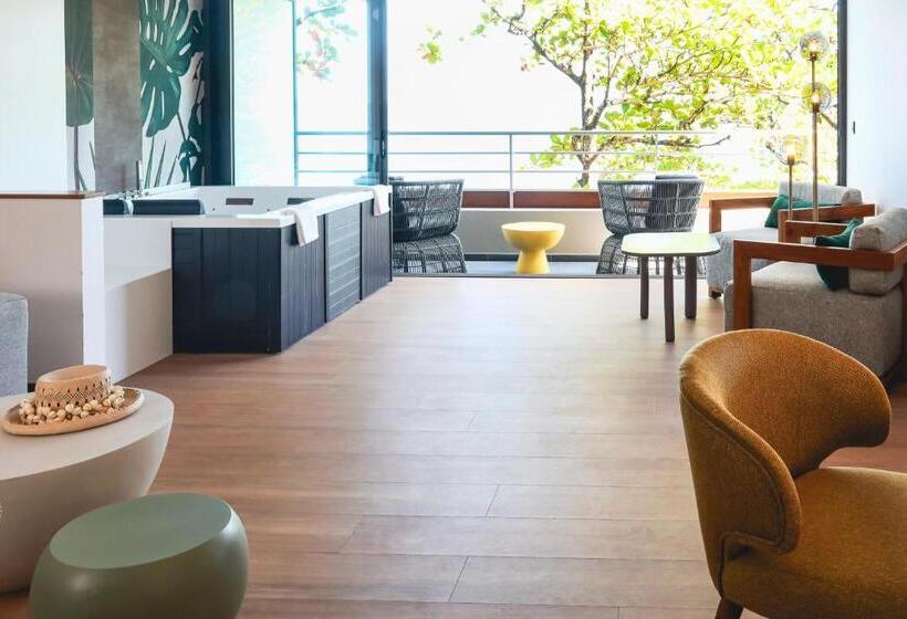 سوئیت با چشمانداز دریا و هیدروماساژ, Le Tahiti By Pearl Resorts