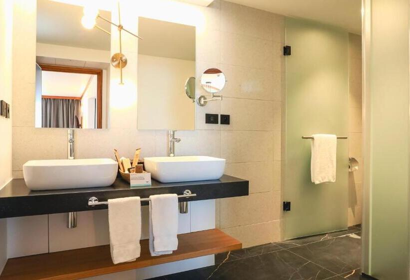 سوئیت با چشمانداز دریا و هیدروماساژ, Le Tahiti By Pearl Resorts