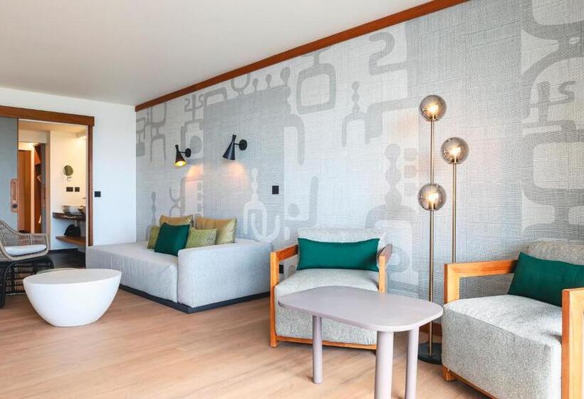 سوئیت با چشمانداز دریا و هیدروماساژ, Le Tahiti By Pearl Resorts