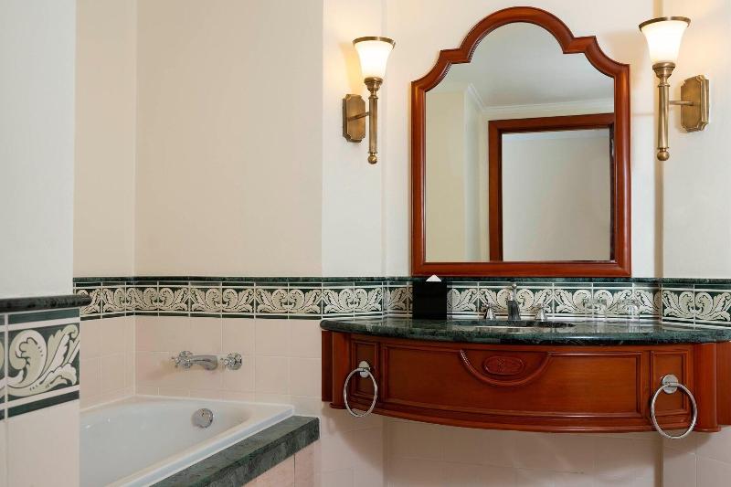 Club Room King Bed, Sheraton Hanoi