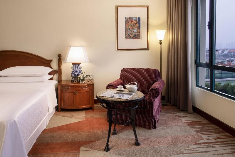 Club Room King Bed, Sheraton Hanoi