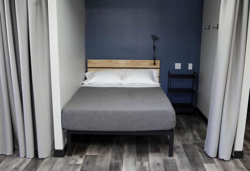 Кровать в Общей Комнате, Stay Classy