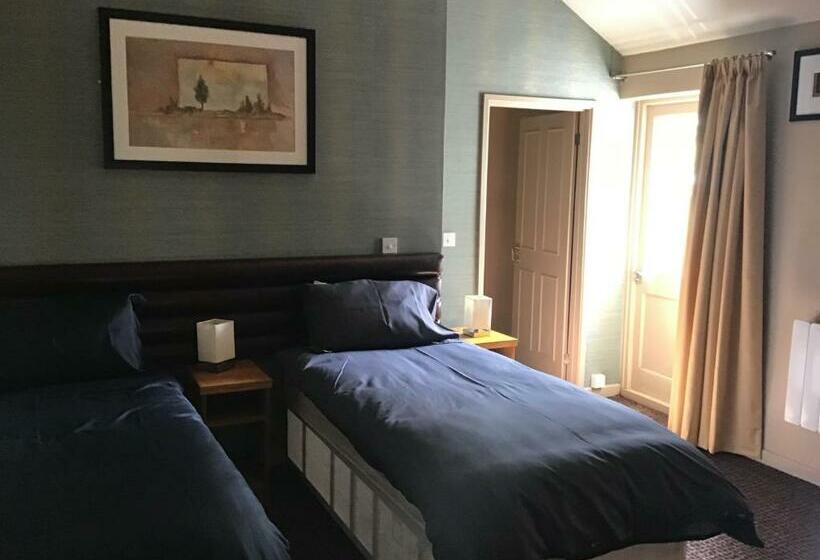 חדר פרמיום לארבעה, The Railway Inn