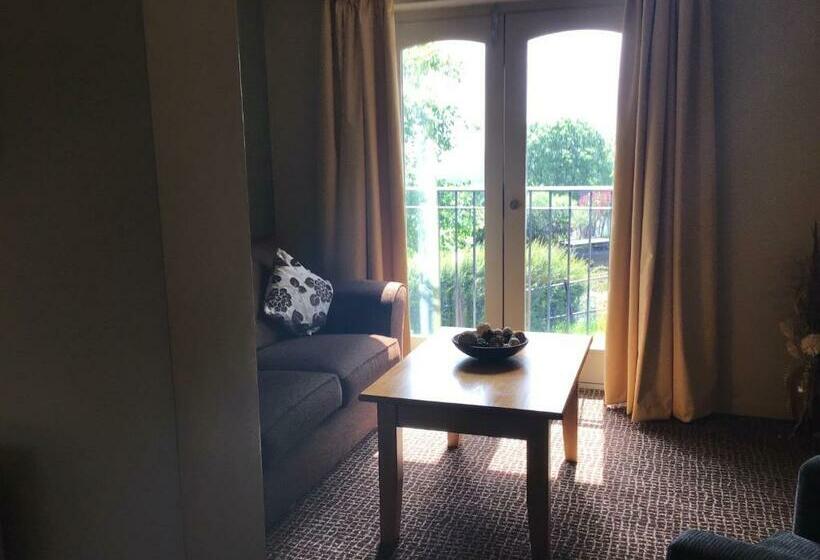 חדר פרמיום לארבעה, The Railway Inn