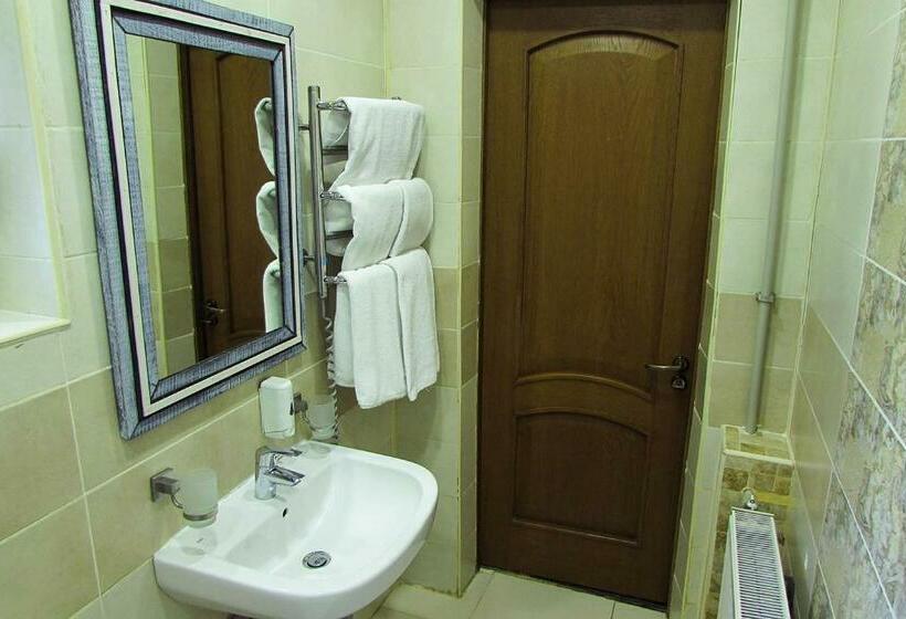 חדר משפחתי, Shale Verba