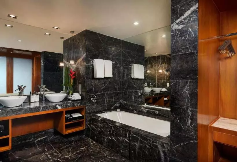 キングサイズベッドのジュニアスイート, Intercontinental Marine Drive Mumbai, An Ihg