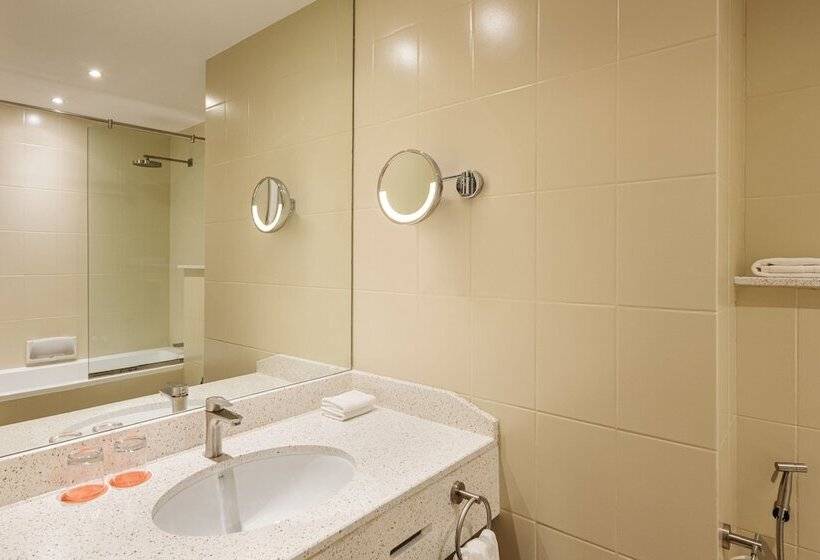 اتاق اجرایی, Majestic Cove