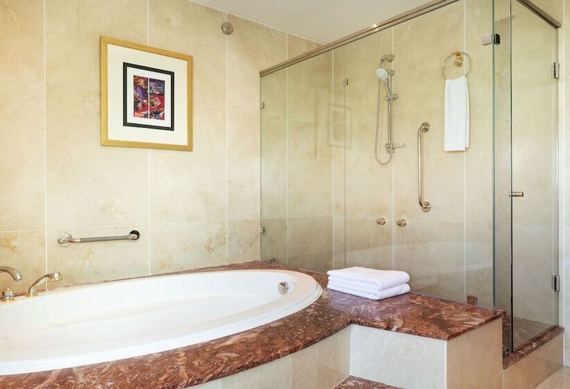 سوییت اجرایی, Majestic Cove