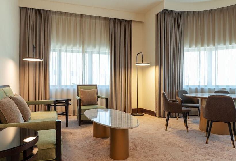 سوییت اجرایی, Majestic Cove