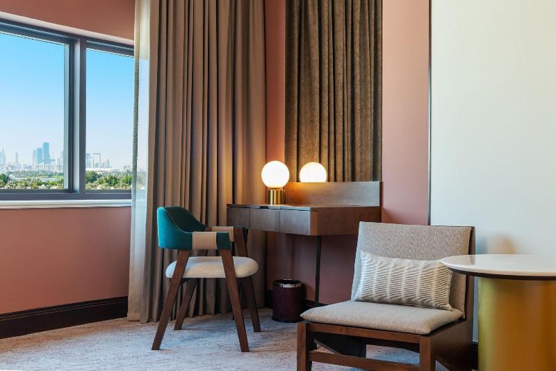 اتاق اجرایی با تخت بزرگ, Majestic Cove